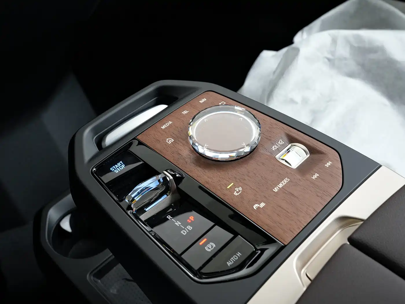 BMW iX 2023 xDrive40 фото 8