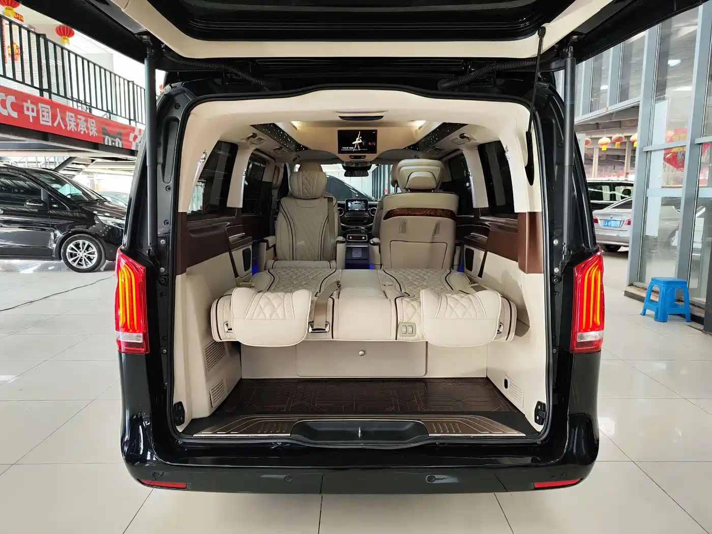 Mercedes-Benz V-Class 2018 V 260 L Premium Long Wheelbase Edition China VI фото 31