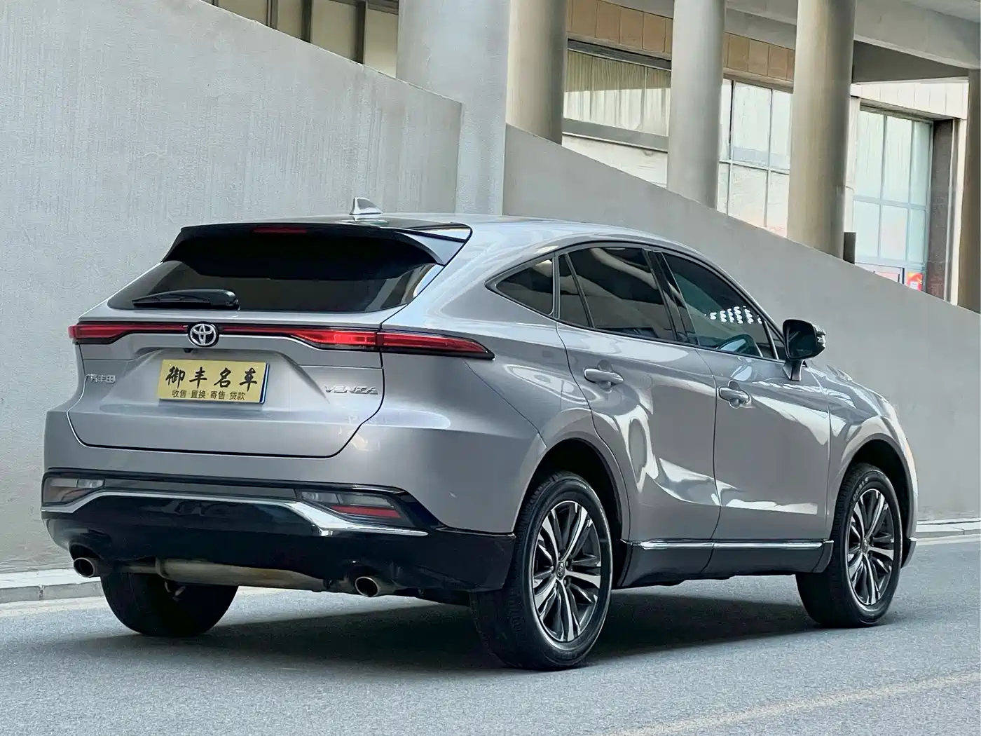 Toyota Venza 2022 2.0L CVT 2WD Luxury фото 4