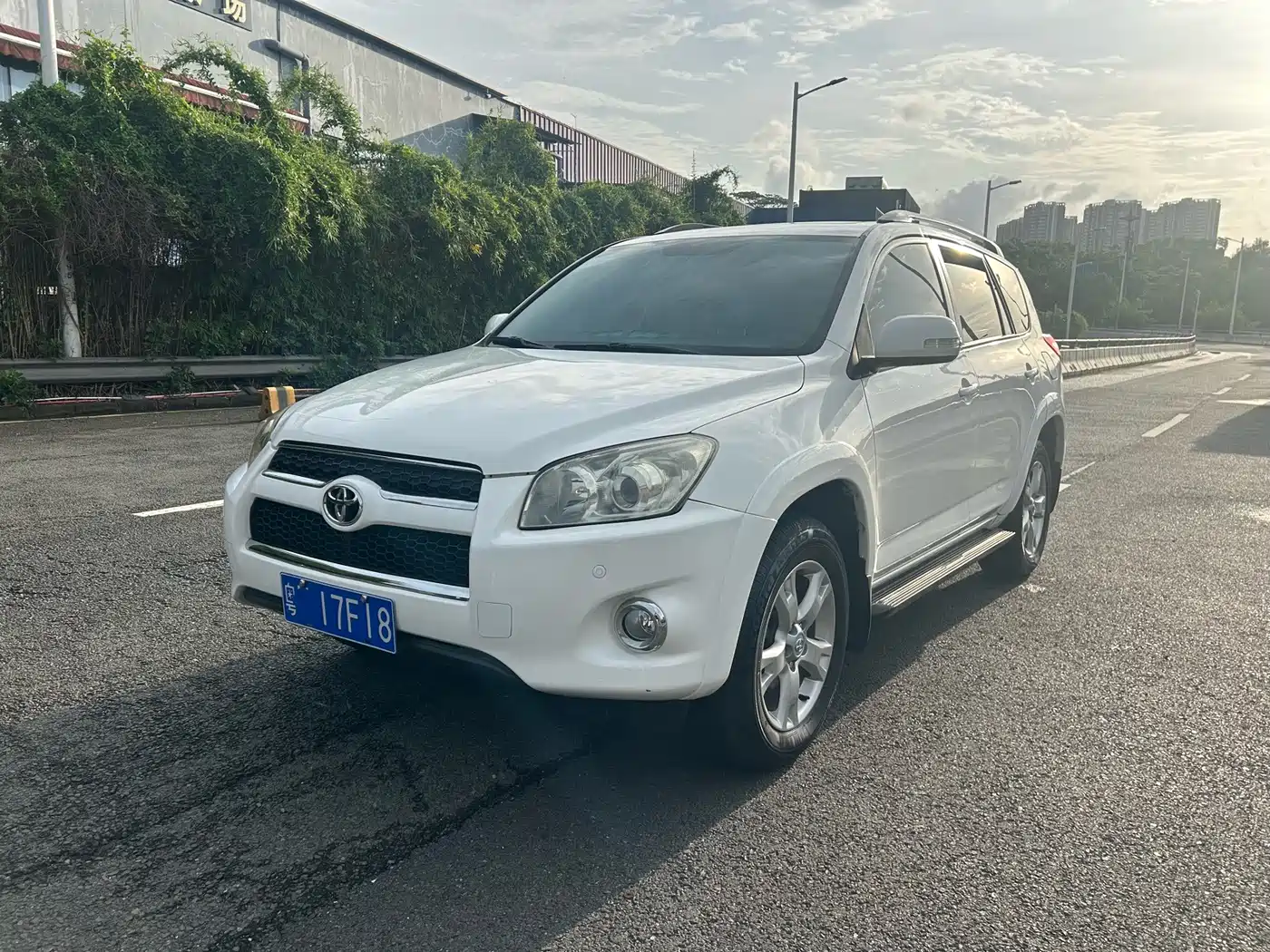 Photo 2 - Toyota RAV4 Rongfang