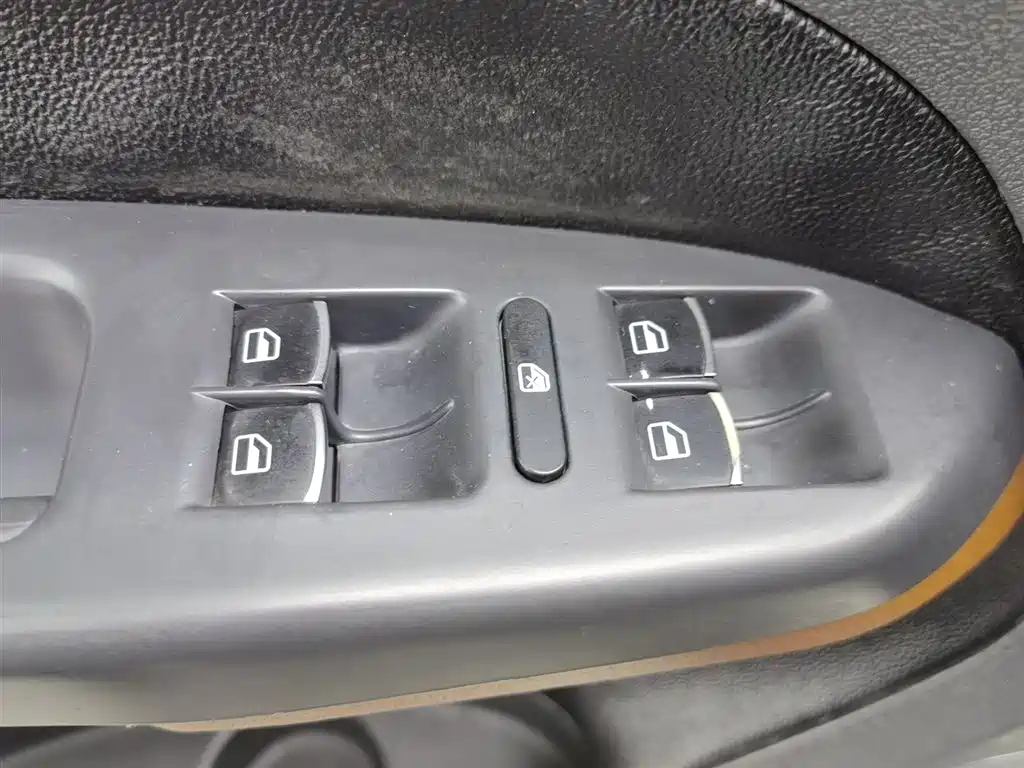 Volkswagen Touran 2015 1.4T Manual Trend Edition 5-seater фото 9