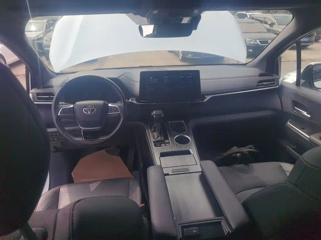 Toyota Sienna 2023 2.5L Hybrid Premium Edition фото 10