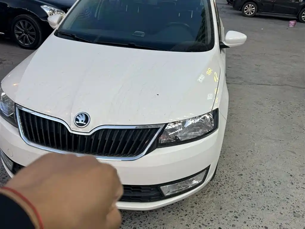 Škoda Skoda Rapid Spaceback 2014 1.6L Automatic Joy Edition фото 12