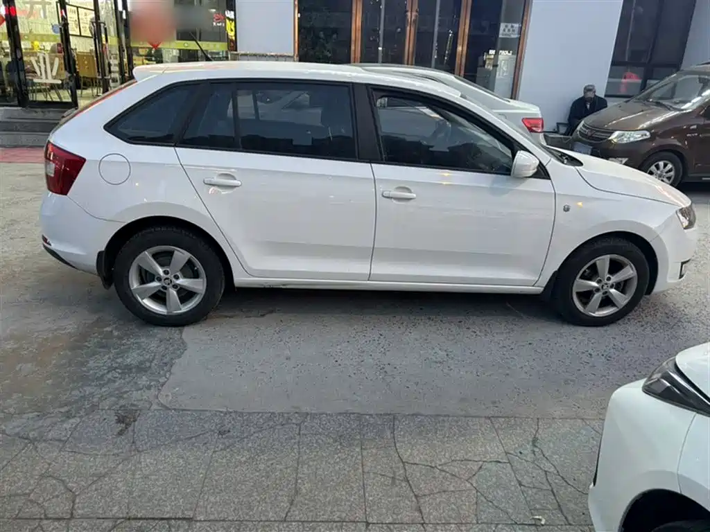 Škoda Skoda Rapid Spaceback 2014 1.6L Automatic Joy Edition фото 13