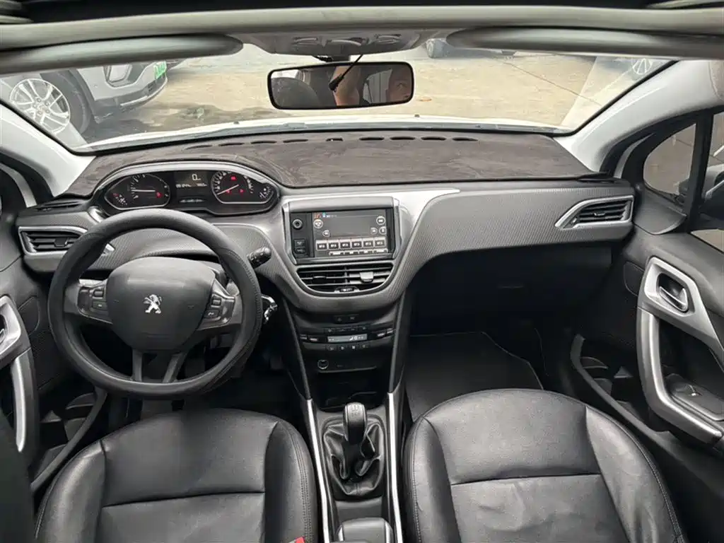 Peugeot 2008 2014 1.6L Manual Fashion Edition фото 16