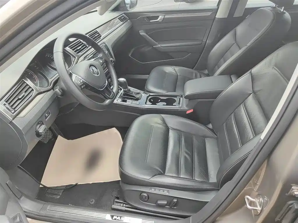 Volkswagen Passat 2016 330TSI DSG Executive Edition фото 11