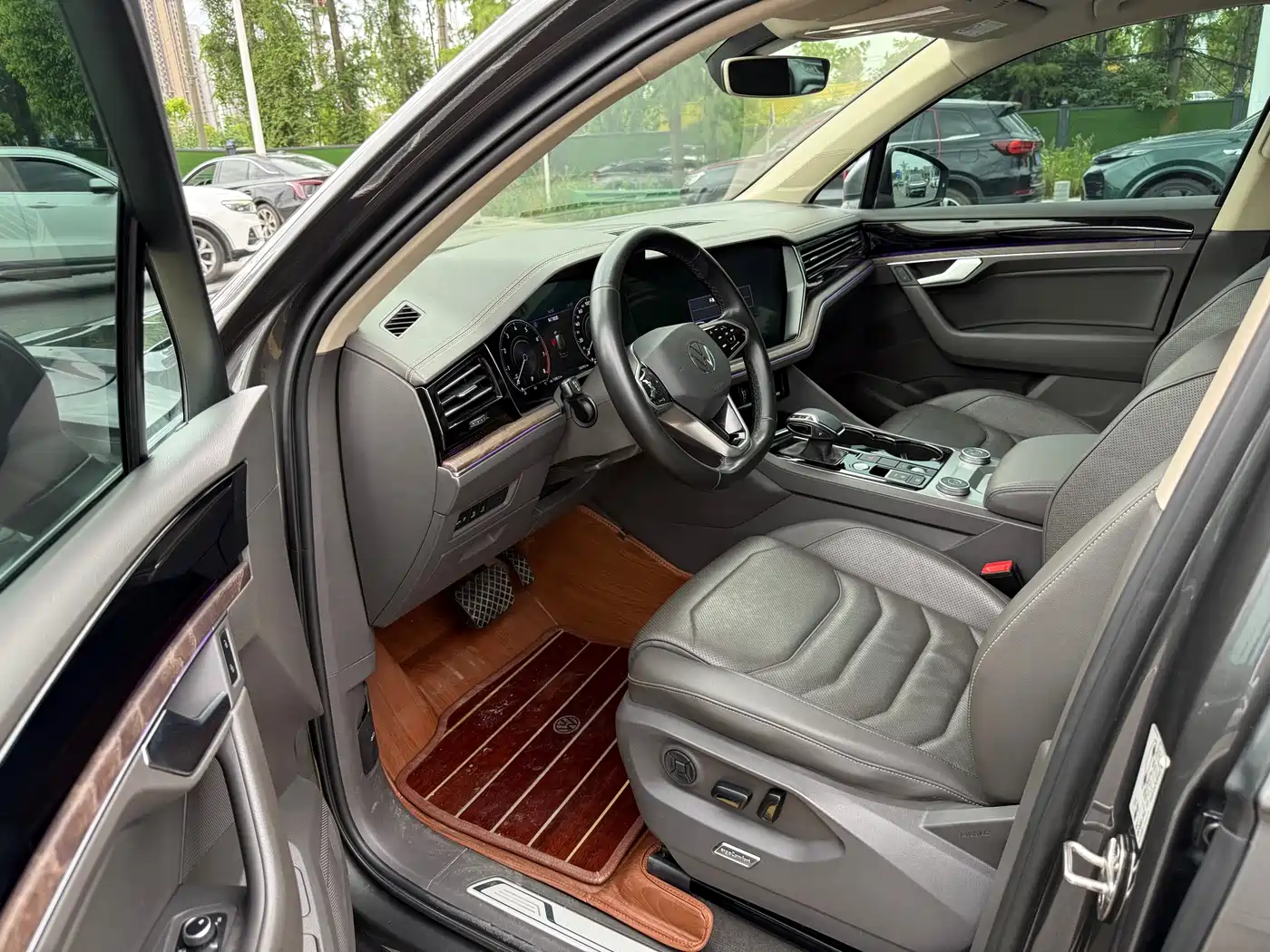 VOLKSWAGEN TOUAREG