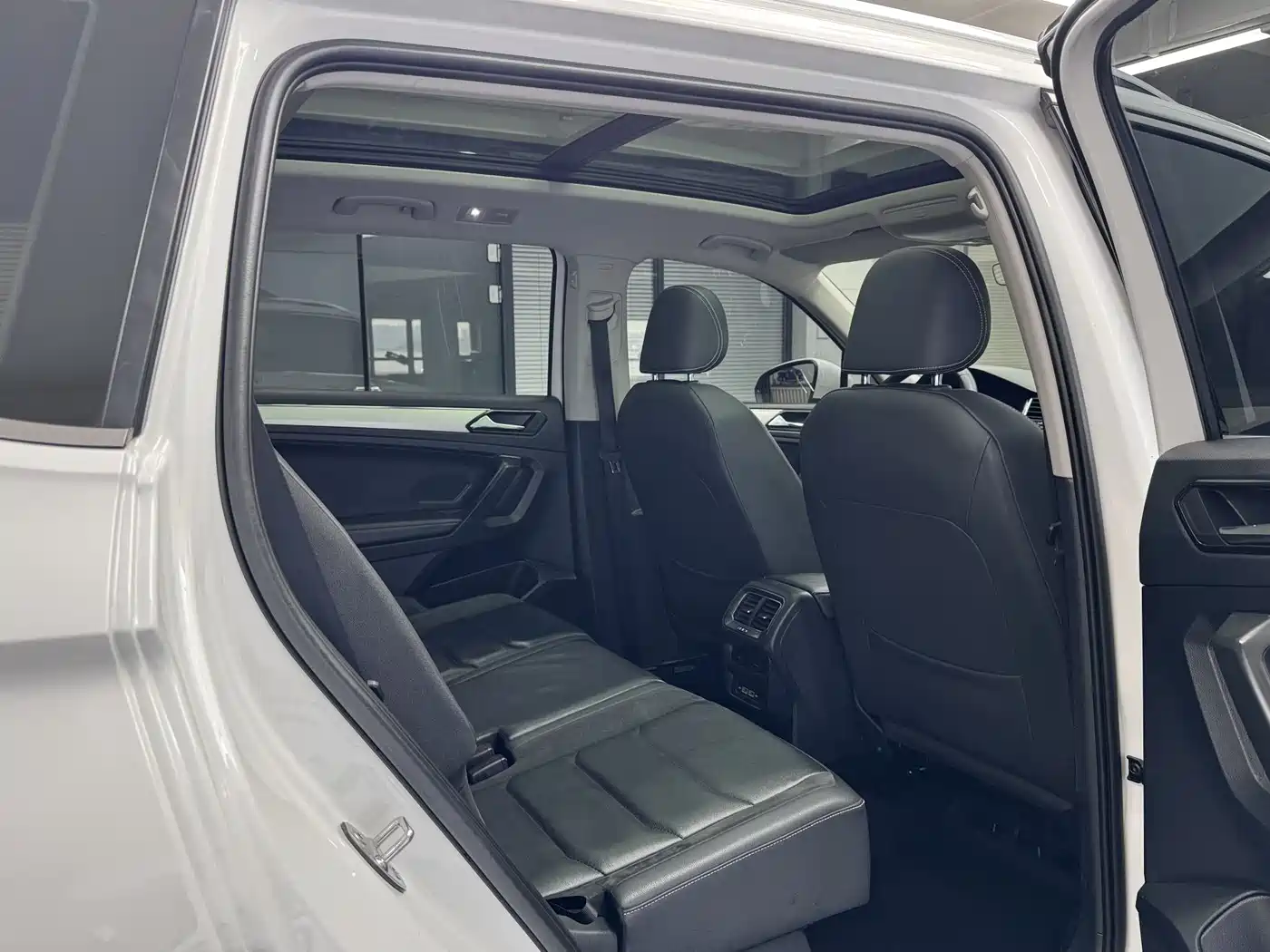 Volkswagen Tiguan L 2019 380TSI Automatic 4WD Intelligent Luxury 7-seater China VI фото 17