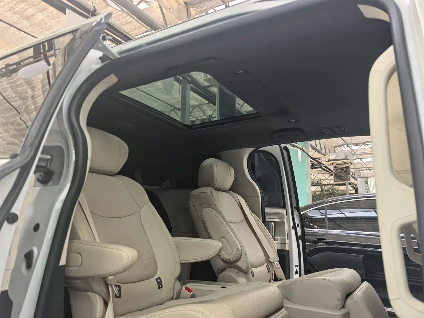 Toyota Sienna 2023 2.5L Hybrid Ultimate Edition фото 8