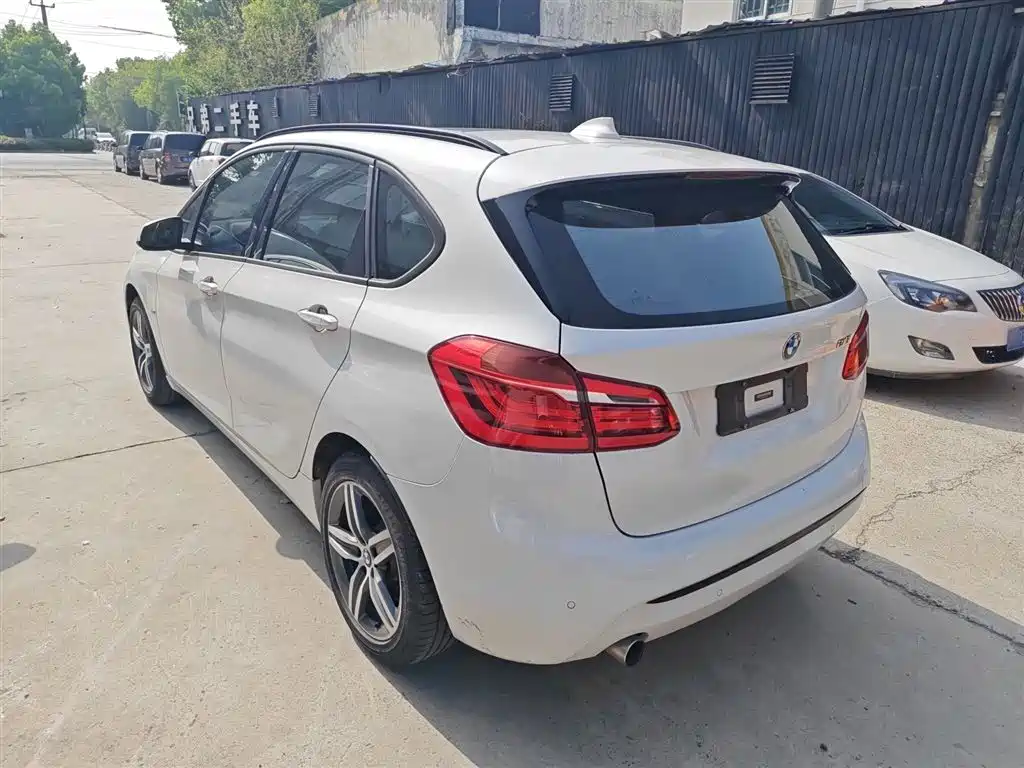 BMW 2 Series Touring 2016 218i Sport Design Package фото 23