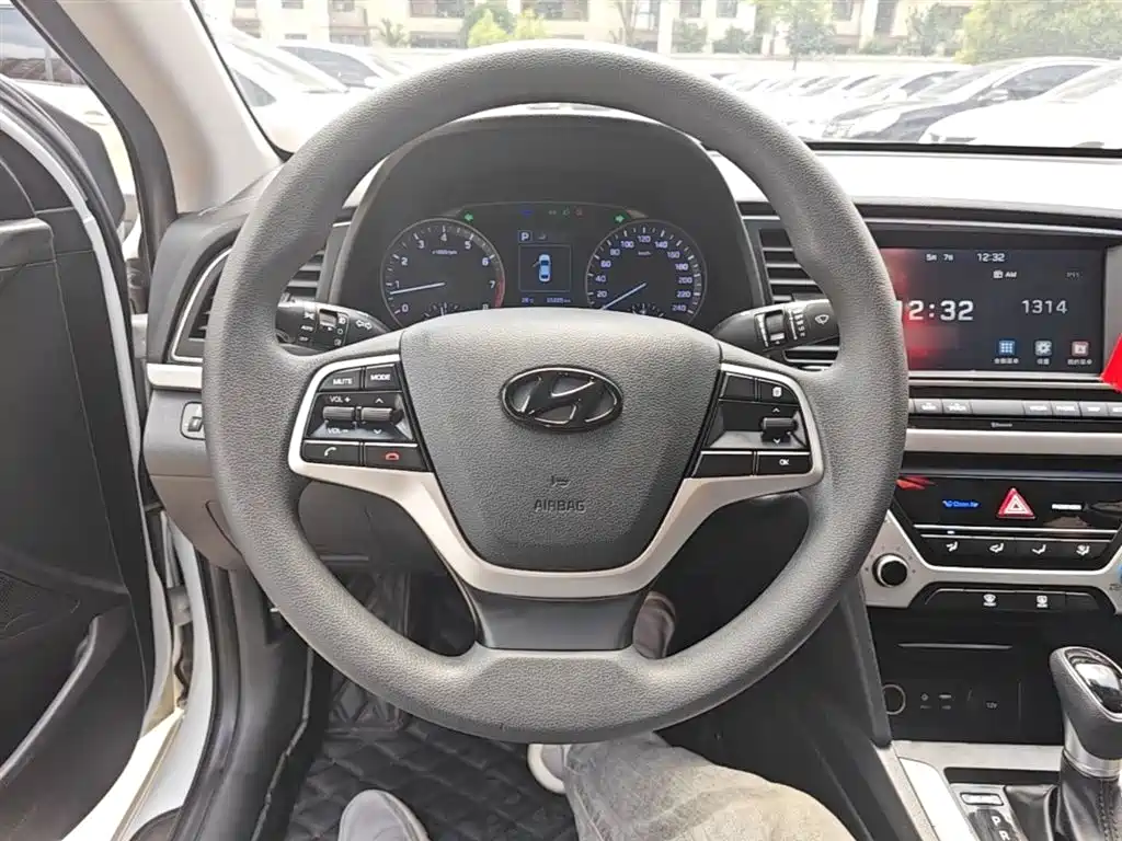 Hyundai Elantra 2016 Model 1.6L Automatic Smart Elite фото 11