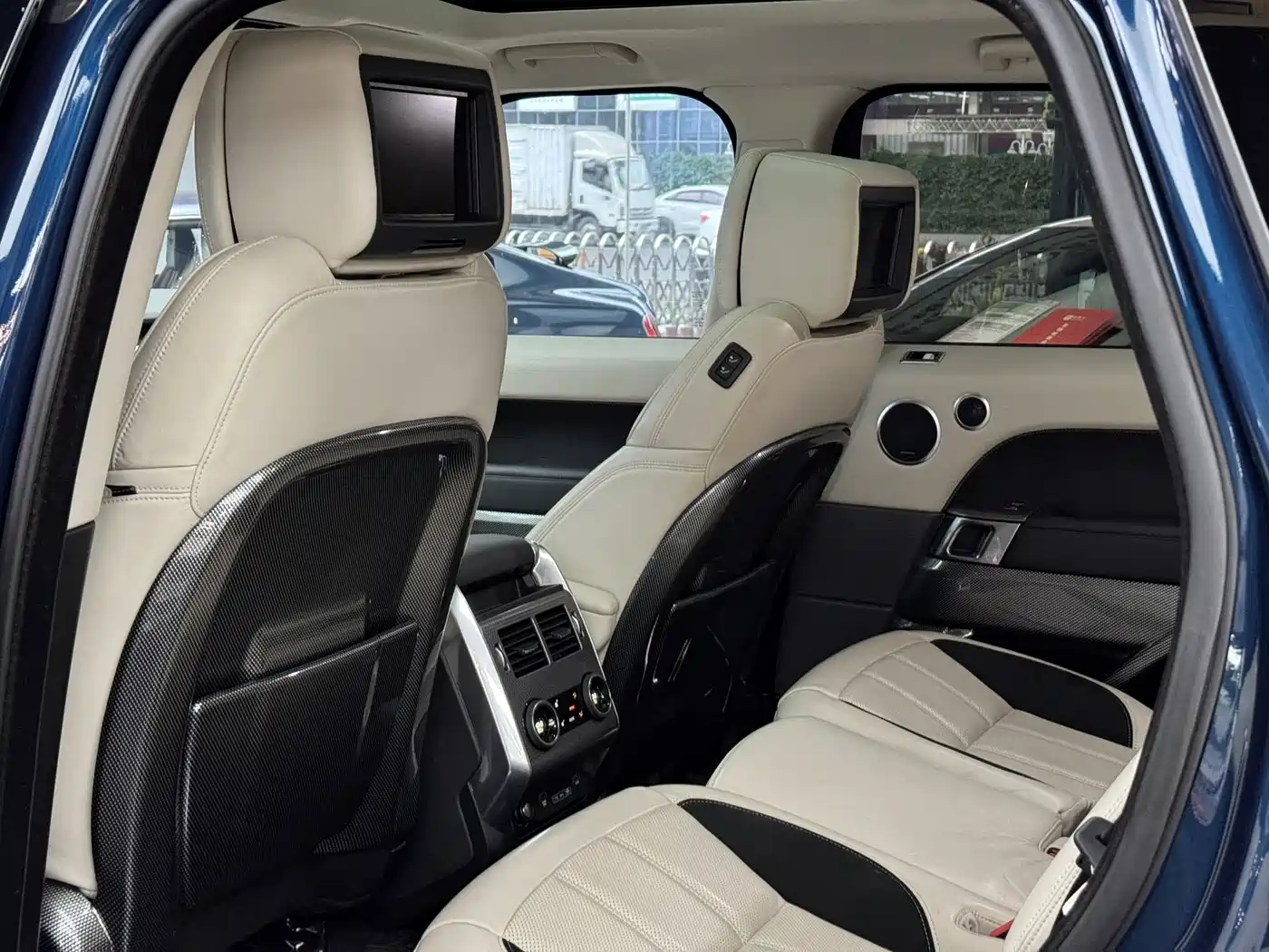 Land Rover Range Rover Sport 2022 3.0 L6 Indigo Flowing Light Edition фото 18