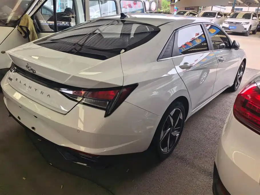 Hyundai Elantra 2021 1.5L CVT GLX Elite Edition фото 3