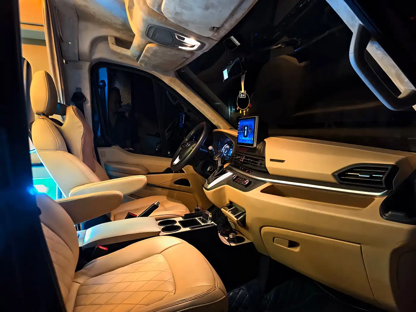 SAIC Maxus Xintu V90 2019 2.0T Automatic Zhiduo Star RWD Single Tire Extended Wheelbase Super High Roof 7-Seater фото 10