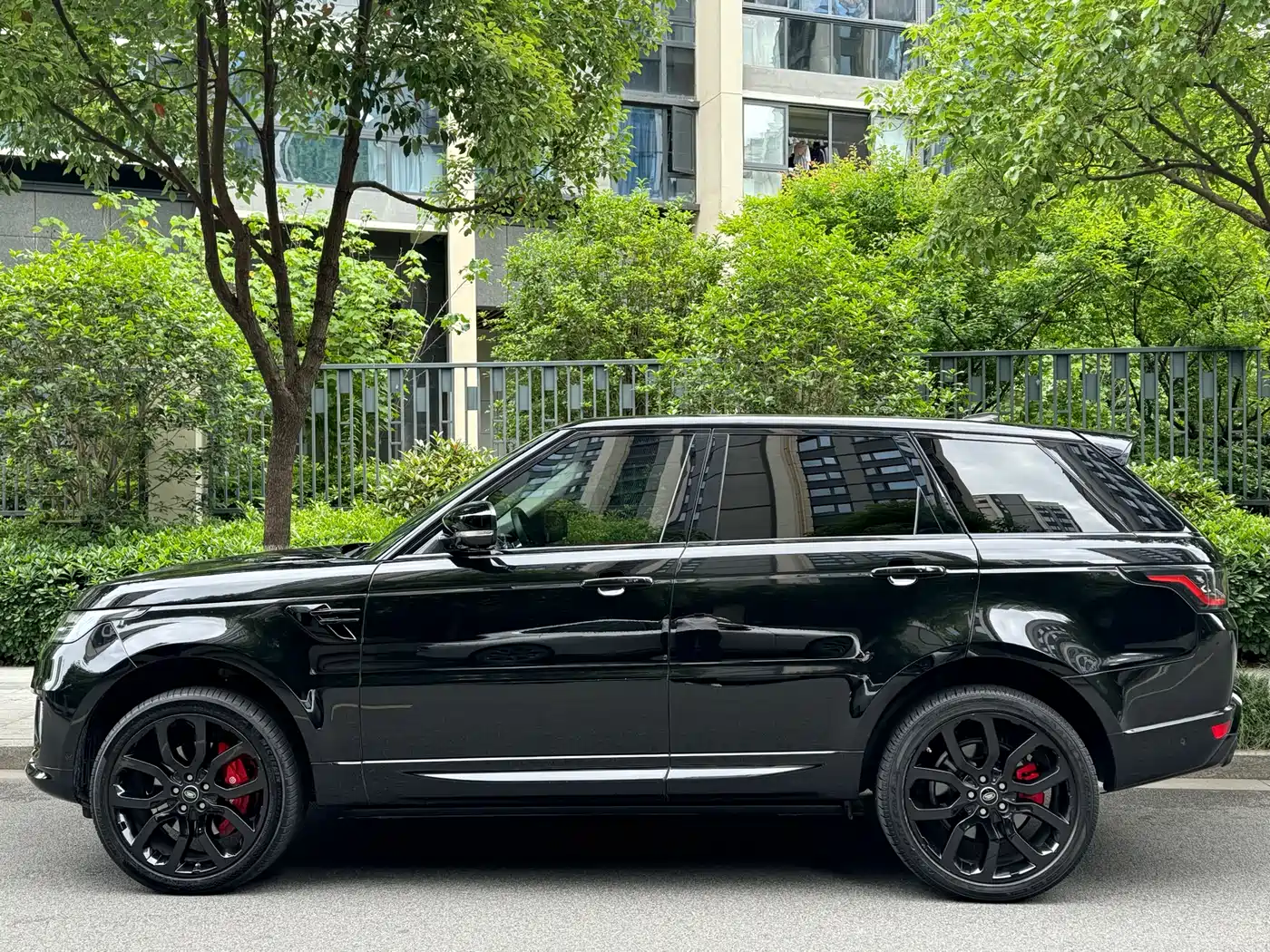 Land Rover Range Rover Sport 2021 3.0 L6 Gloss Black Edition фото 5