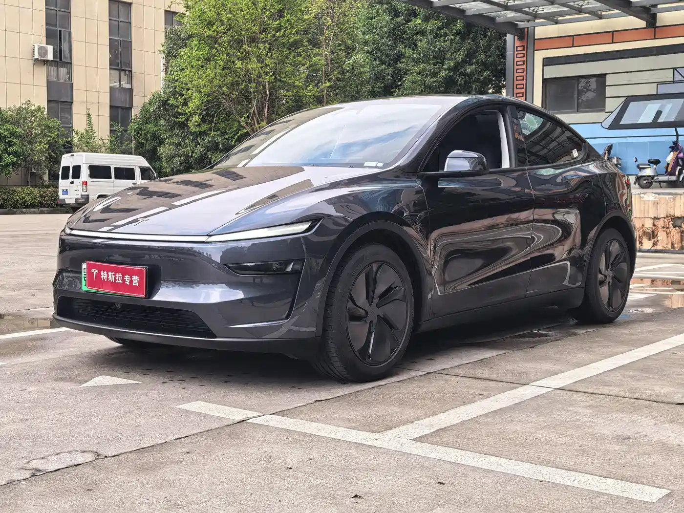 Tesla Model Y 2025 Long Range All-Wheel Drive
