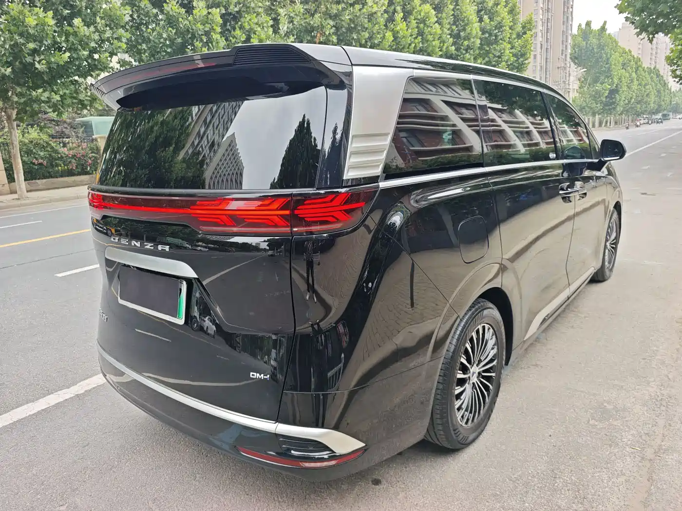 Denza D9 2022 DM-i 1040 Premium фото 12