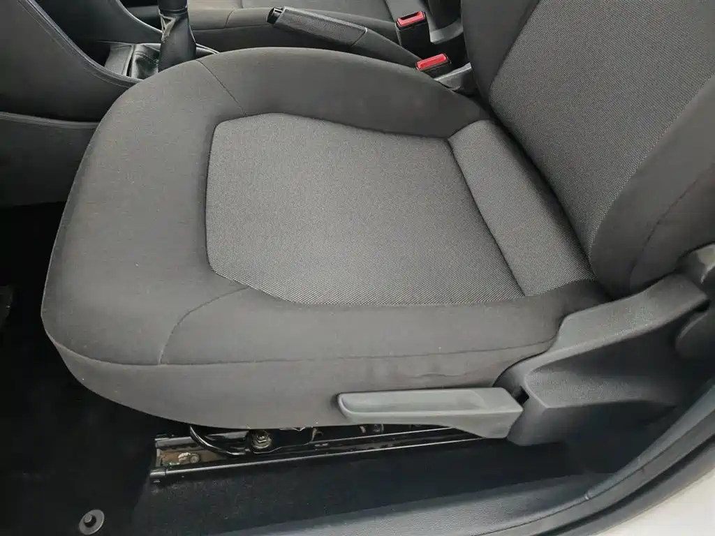 Volkswagen Jetta 2015 1.6L Manual Trend фото 20