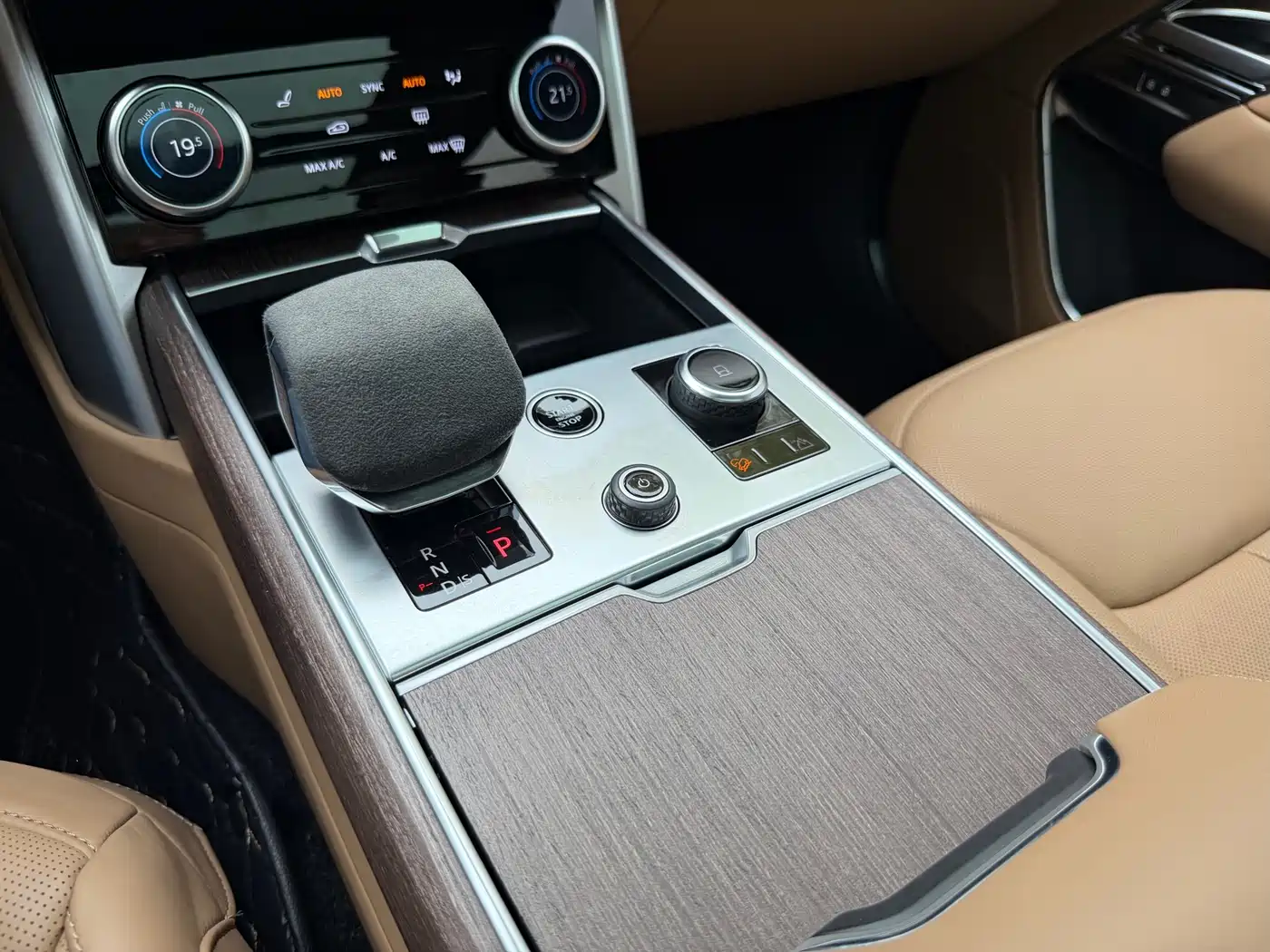 Land Rover Range Rover 2023 3.0 L6 400PS Genesis Extended Version фото 12