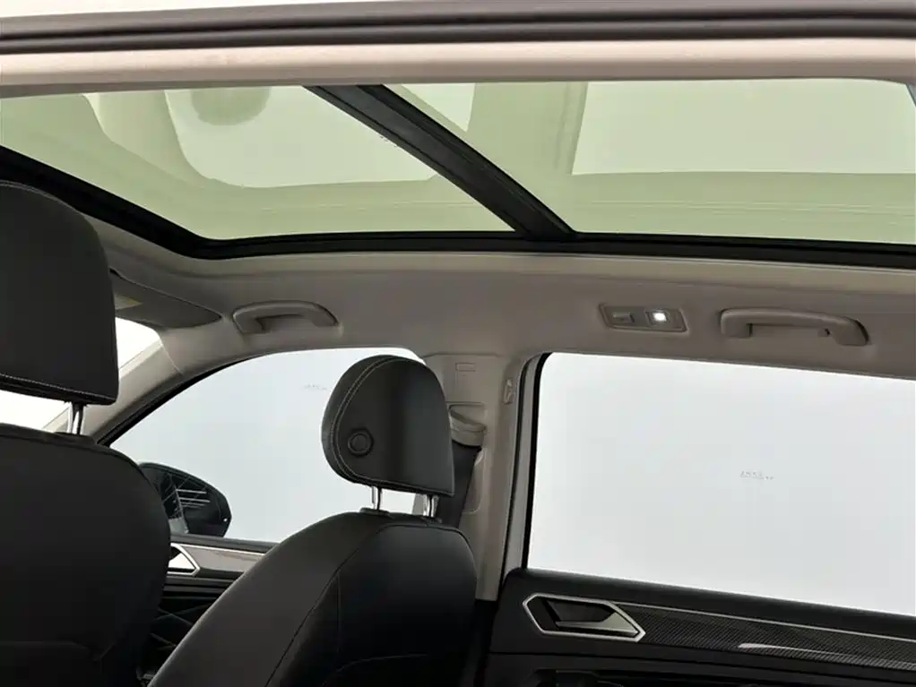 Volkswagen Tiguan L 2022 330TSI Auto 2WD R-Line Premium Edition фото 2