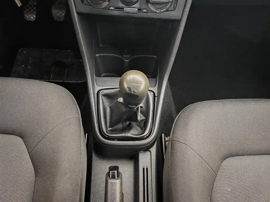 Volkswagen Jetta 2015 1.6L Manual Trend фото 13