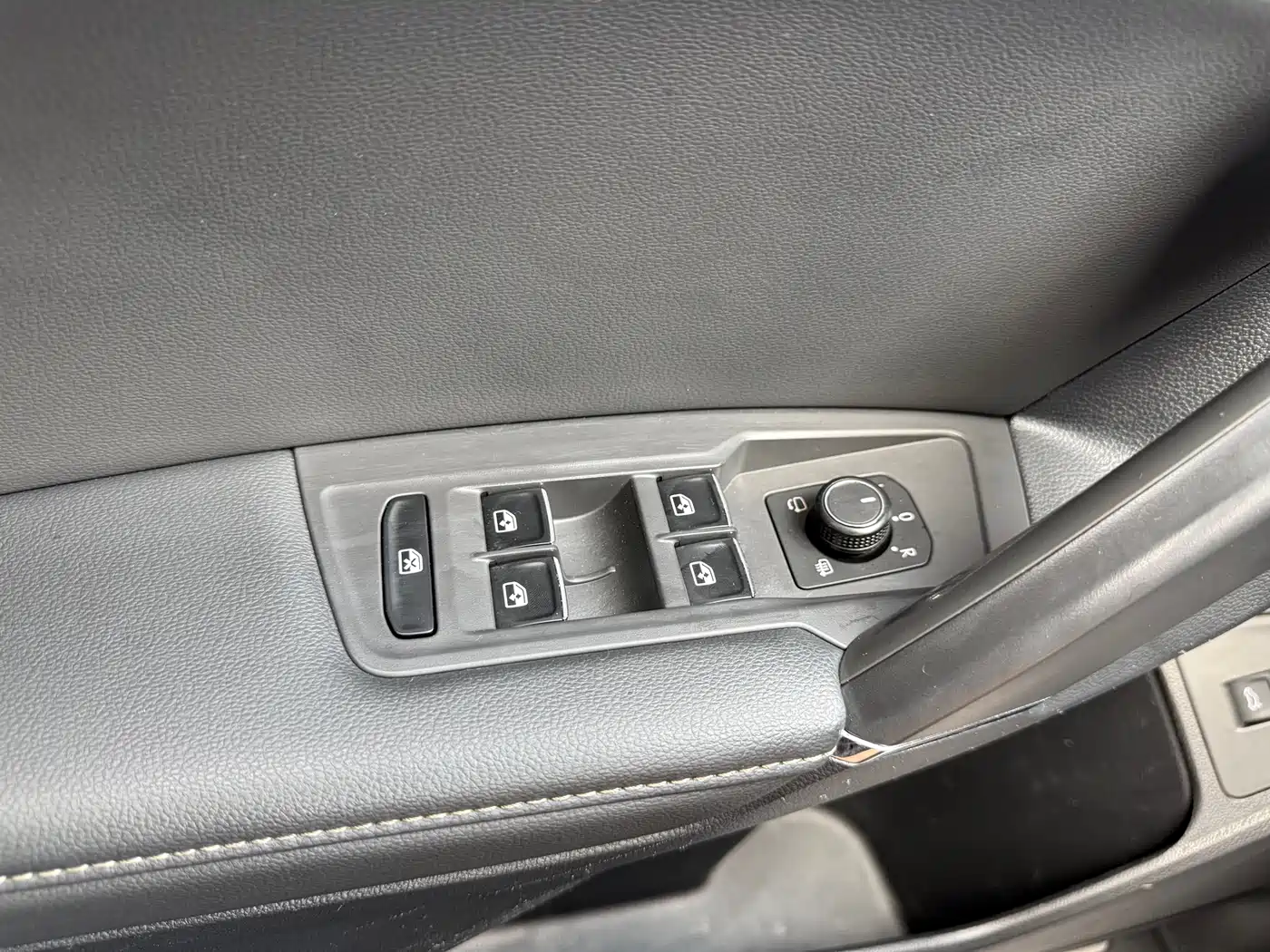 Volkswagen Tiguan L 2021 330TSI Automatic 2WD R-Line Premium фото 16