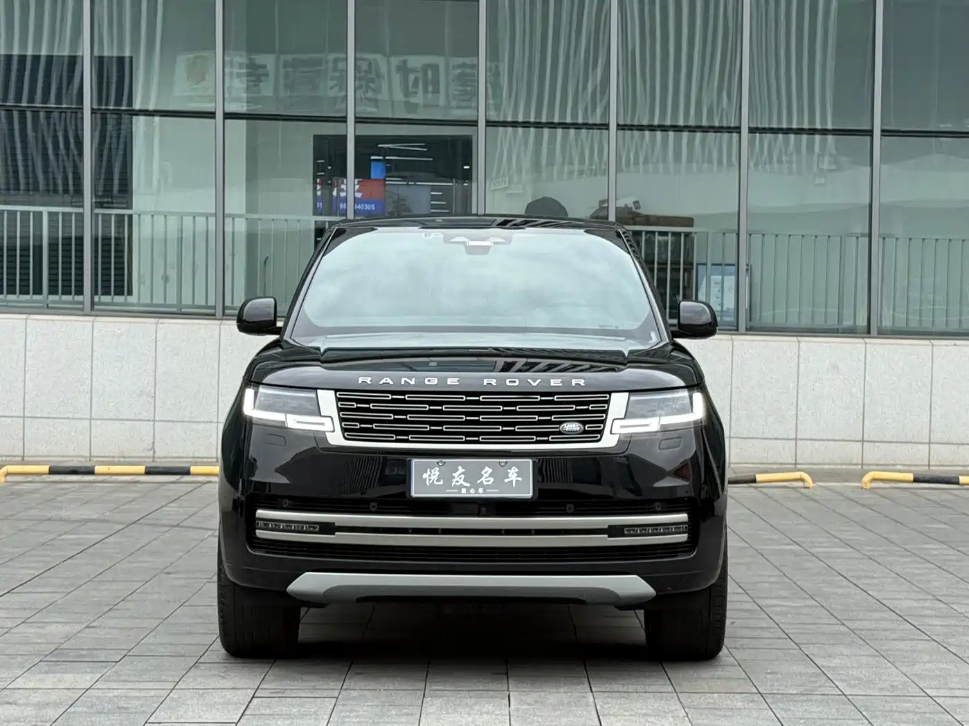 Land Rover Range Rover 2023 3.0 L6 400PS Golden Age 7-Seater Long Wheelbase фото 2
