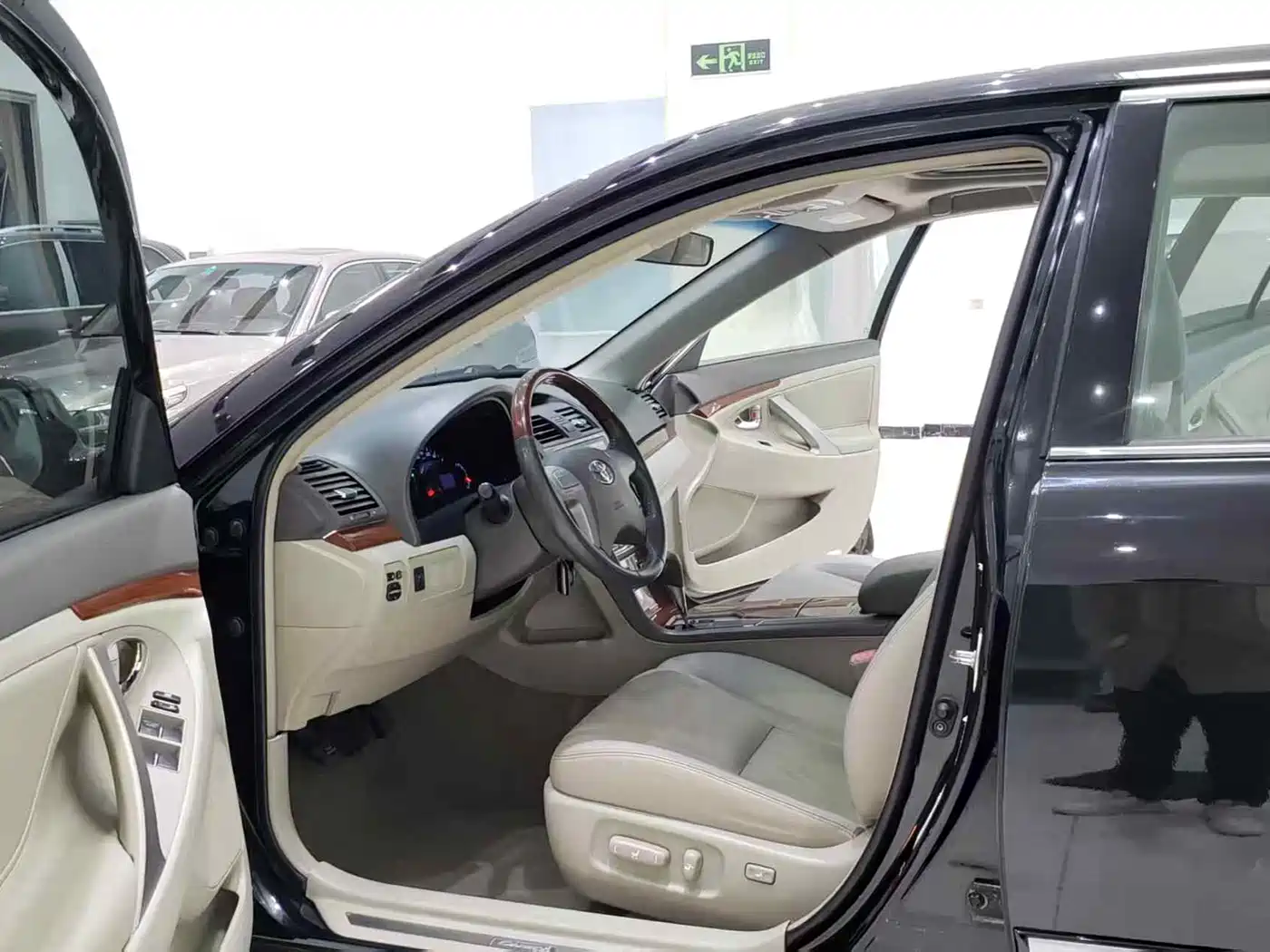 Toyota Camry 2013 200G Classic Luxury Edition фото 14