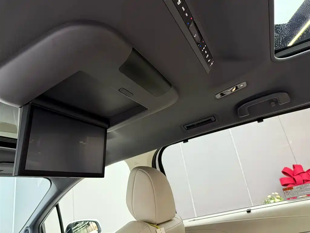 Toyota Sienna 2024 2.5L Hybrid Platinum Edition фото 18