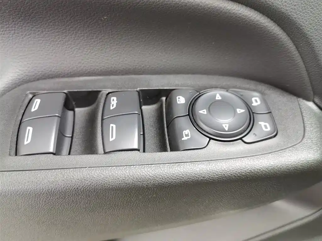 Chevrolet Equinox 2018 550T Automatic 4WD Pioneer Edition фото 9
