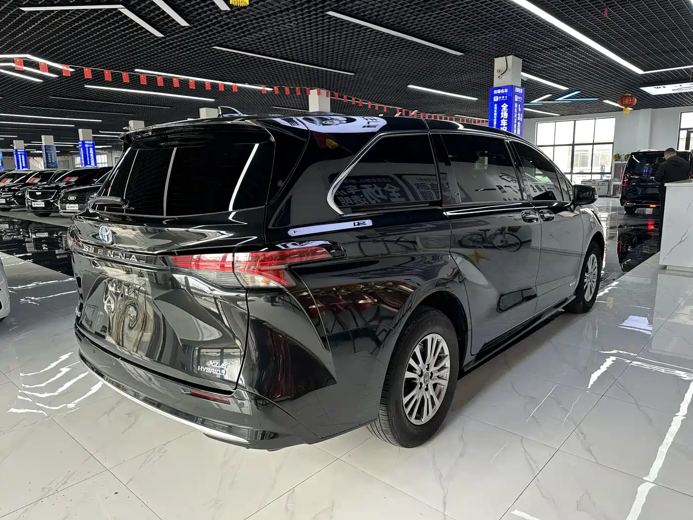 Toyota Sienna 2023 2.5L Hybrid Luxury Edition фото 9