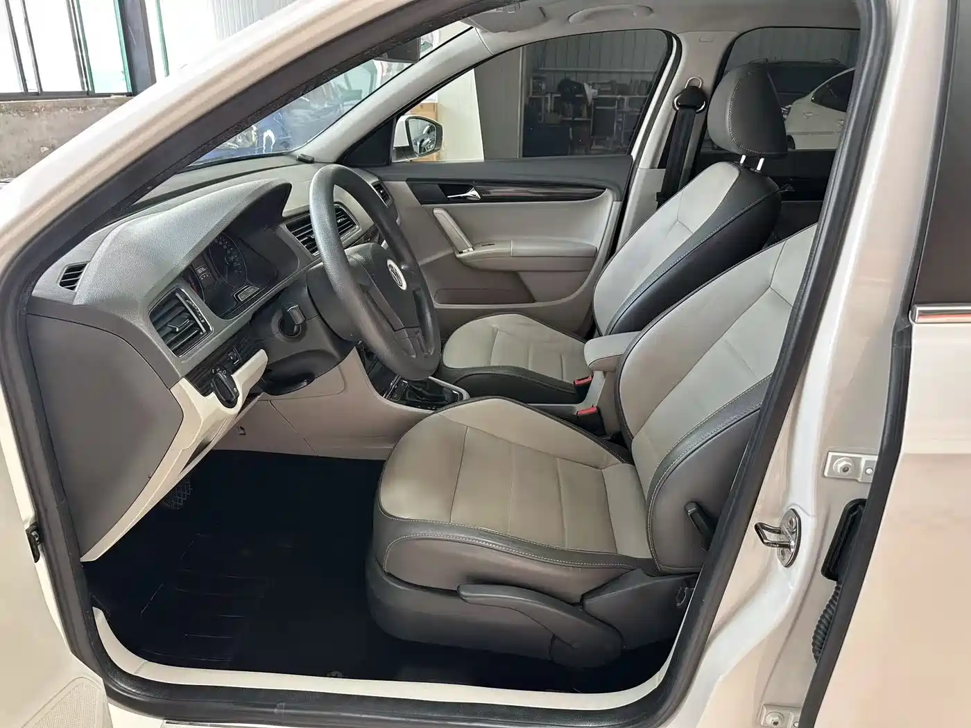Volkswagen Lavida Tour 2013 1.6L Automatic Comfort фото 5