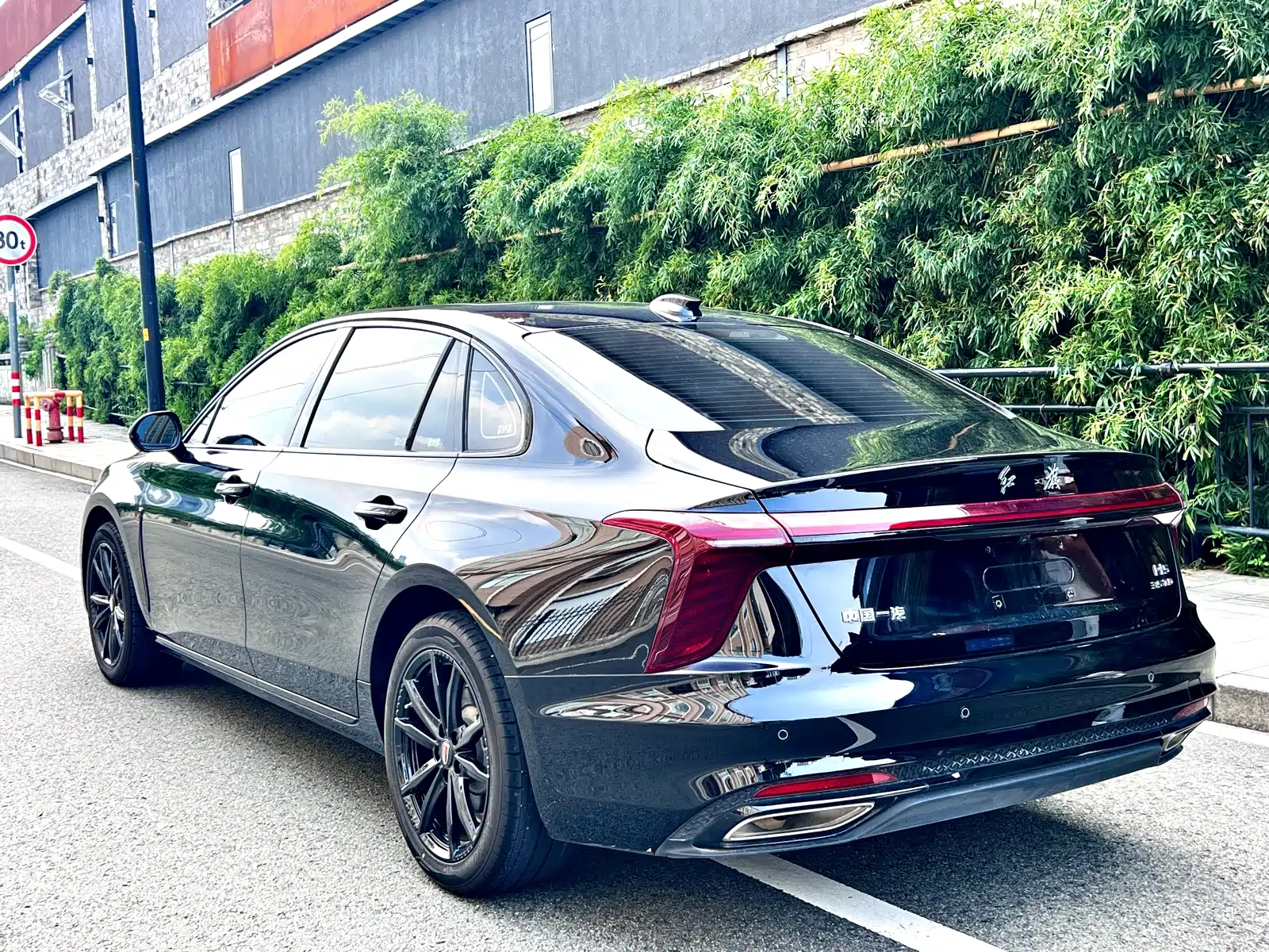 Фото 11 - Hongqi H5