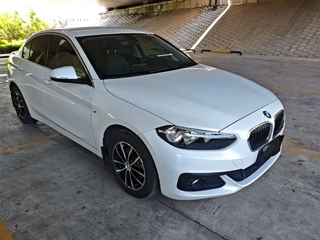 BMW 1 Series 2018 118i Fashion Edition фото 4