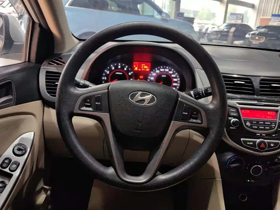 Hyundai Verna 2014 1.4L Manual Top TOP фото 15