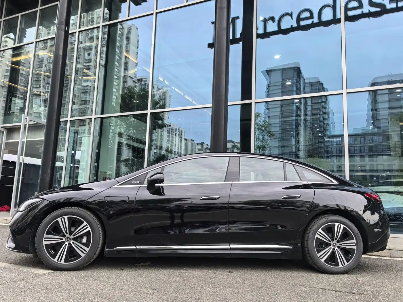 Mercedes-Benz EQE 2025 Model 500 4MATIC Luxury Edition фото 4