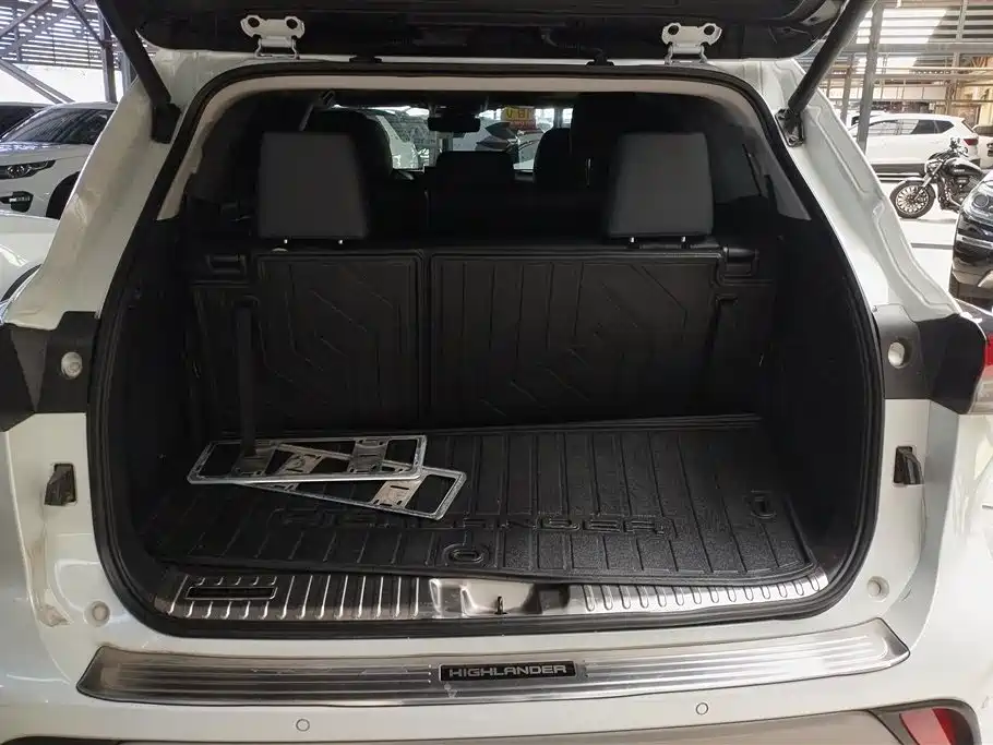 Toyota Highlander 2023 2.5L Smart Hybrid Dual Engine AWD Ultimate 7-Seater фото 4