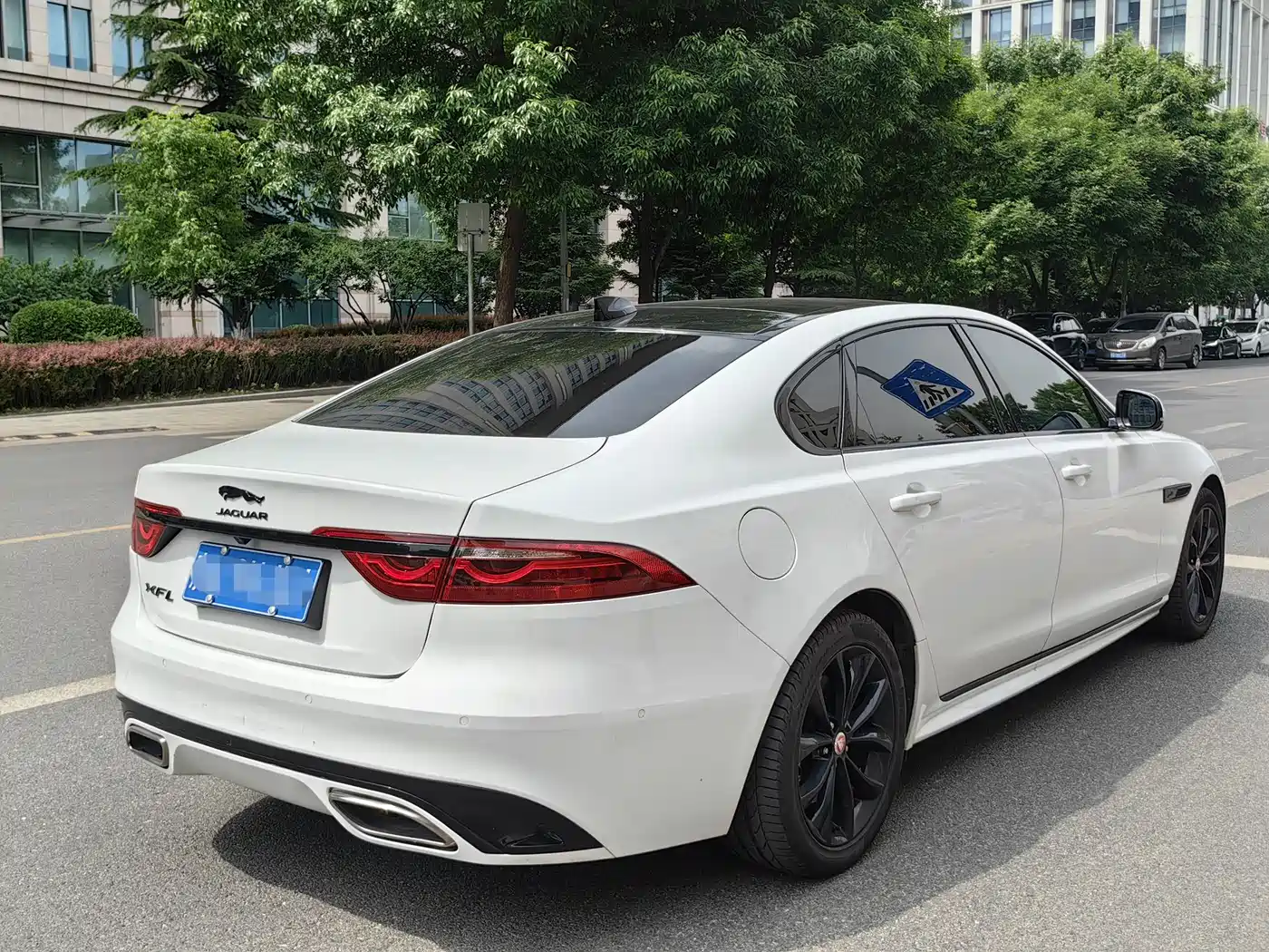 Jaguar XFL 2021 XFL 2.0T P250 AWD Gloss Black Sport Edition фото 4