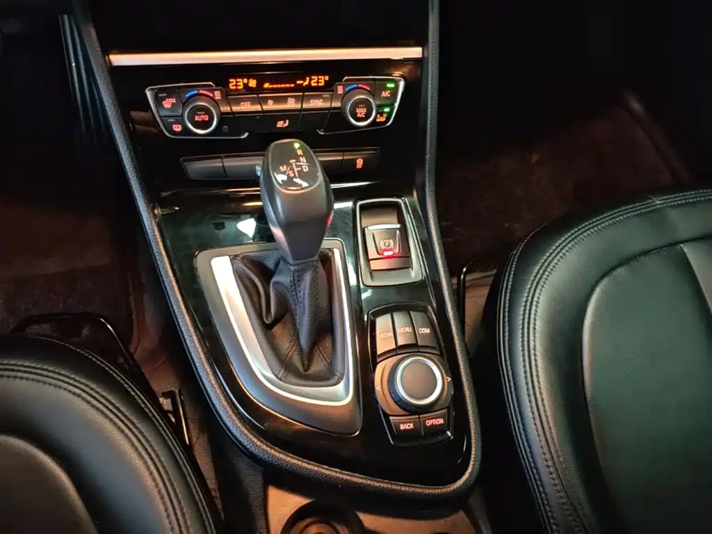 BMW 2 Series Touring 2016 218i Leading фото 14