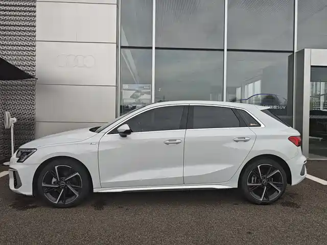 Audi A3 2024 Model Sportback 35 TFSI Fashion Sport — фото 2