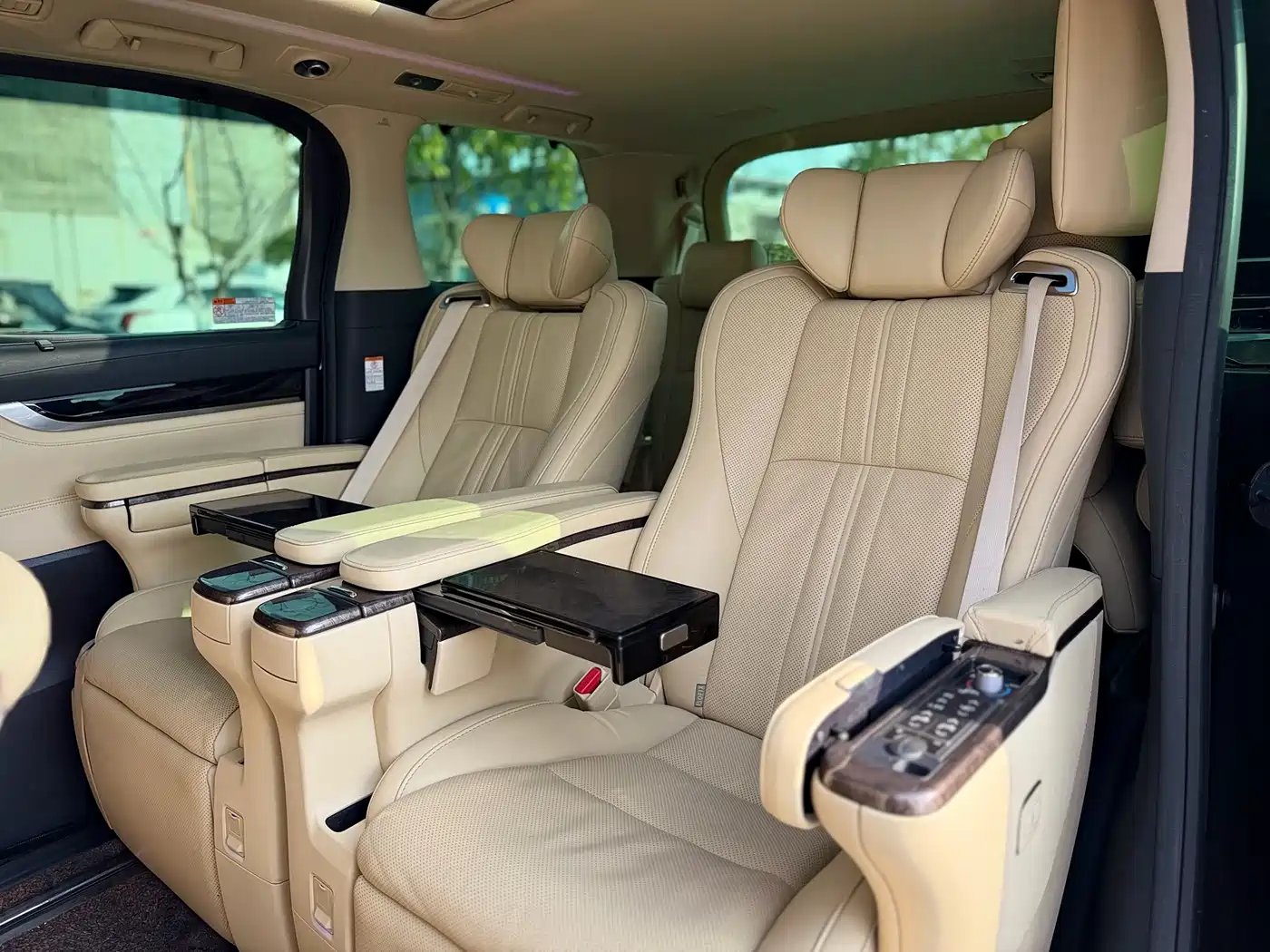 Toyota Vellfire 2019 Hybrid 2.5L HV Premium Edition фото 15