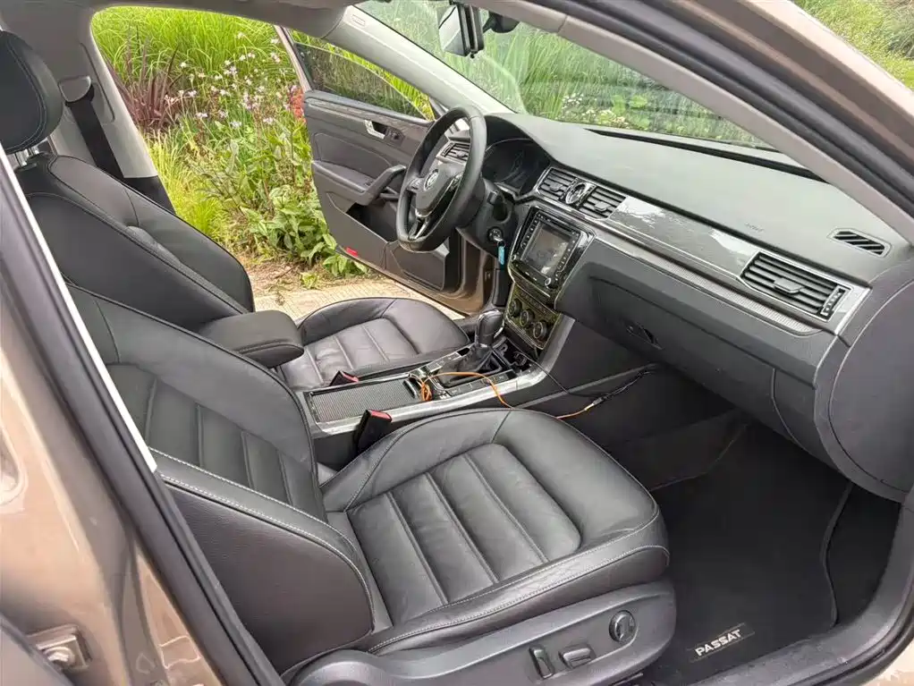 Volkswagen Passat 2016 280TSI DSG Honor Edition фото 8