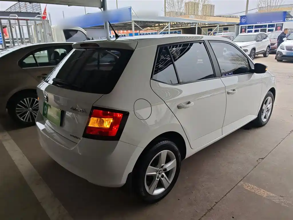 Škoda Fabia 2015 1.6L Automatic Innovation Edition фото 5