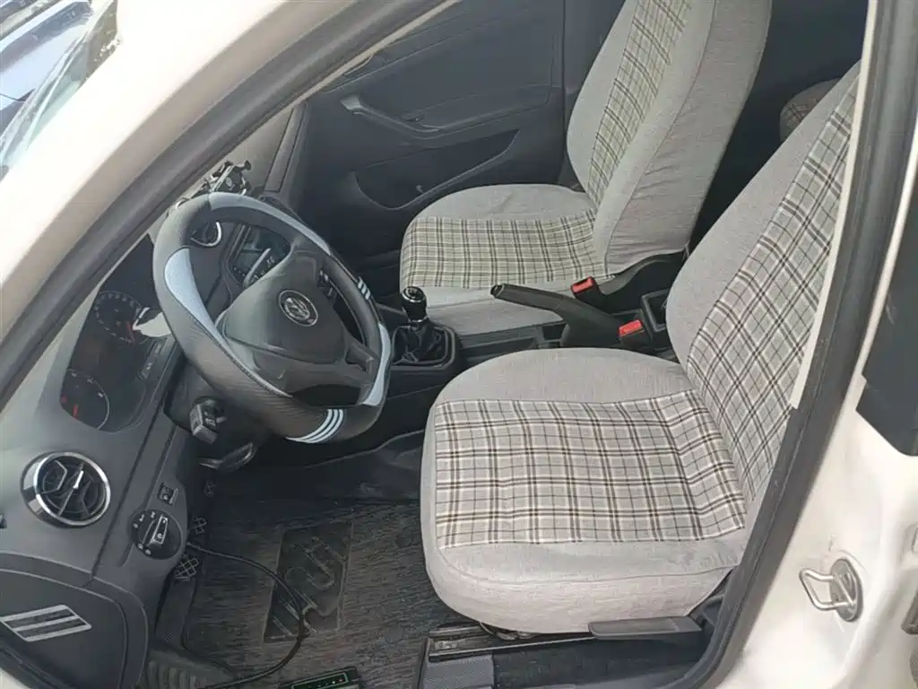 Volkswagen Jetta 2017 1.5L Manual Fashion фото 15