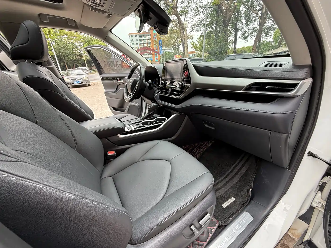 Toyota Highlander 2023 2.5L Smart Hybrid Dual Engine AWD Luxury 7-Seater фото 9