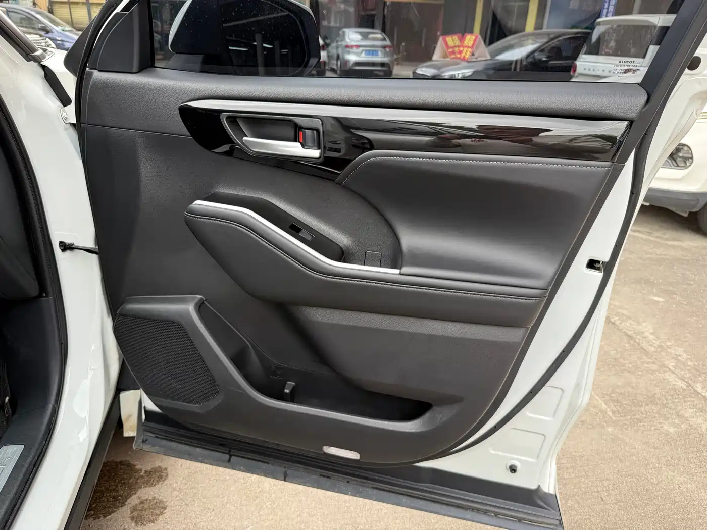 Toyota Highlander 2023 2.5L Smart Hybrid Dual Engine AWD Luxury 7-Seater фото 25