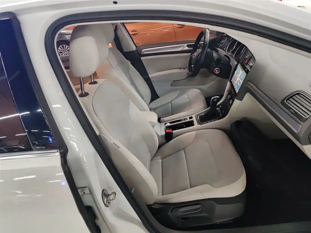 Volkswagen Golf 2018 1.6L Automatic Comfort фото 19