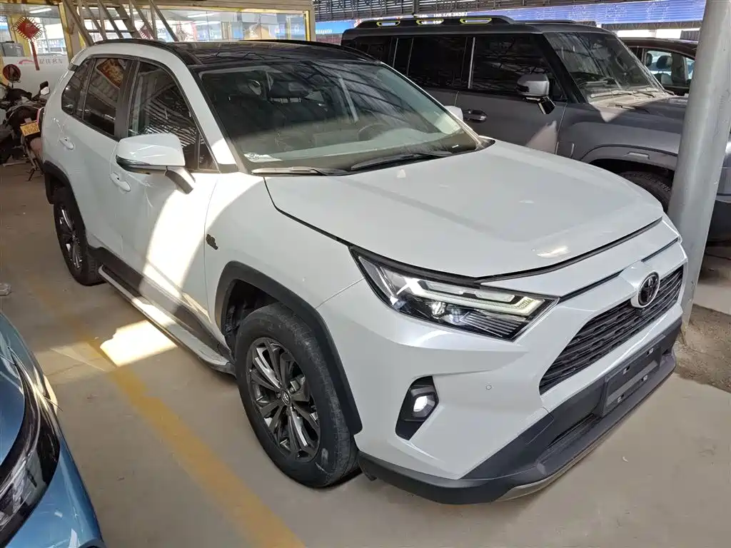 Toyota RAV4 Rongfang 2023 2.0L CVT 2WD 20th Anniversary Platinum Edition фото 4