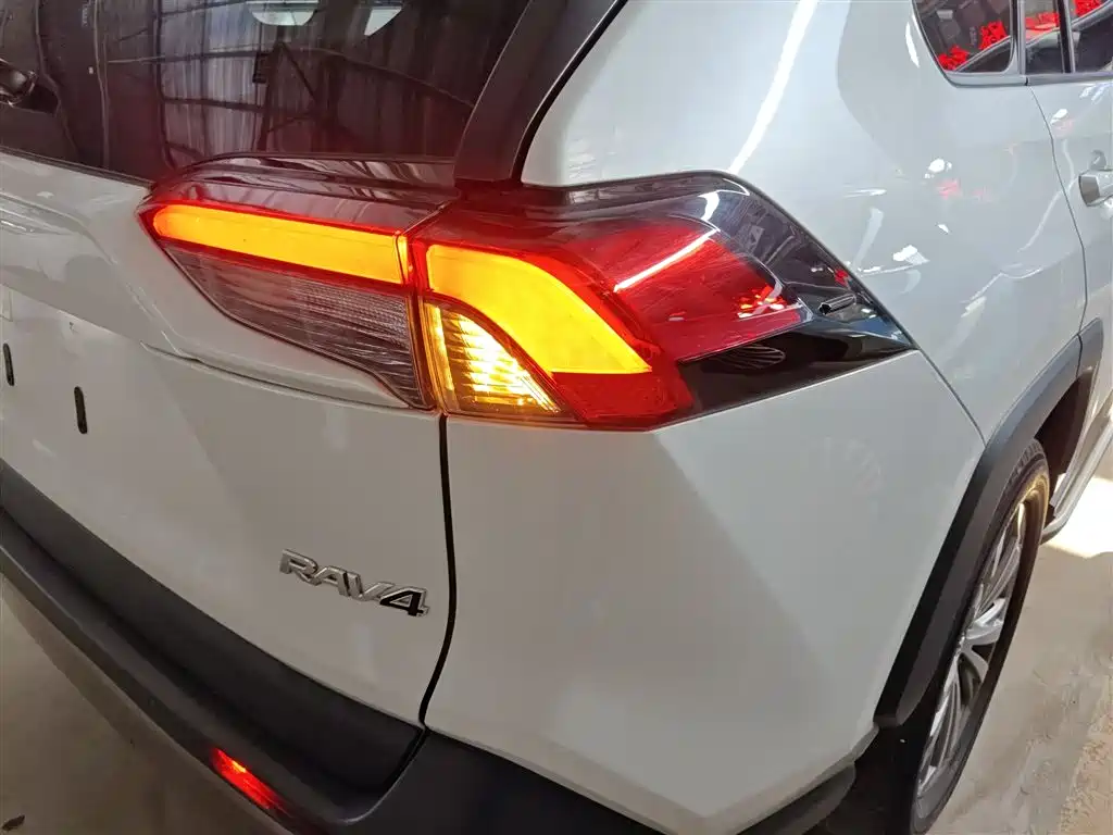 Toyota RAV4 Rongfang 2023 2.0L CVT 2WD 20th Anniversary Platinum Edition фото 8