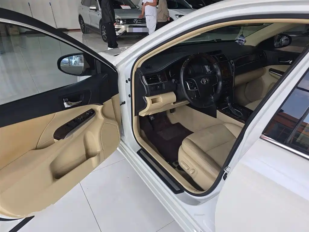 Toyota Camry 2016 2.0G 10th Anniversary Leading Edition фото 16